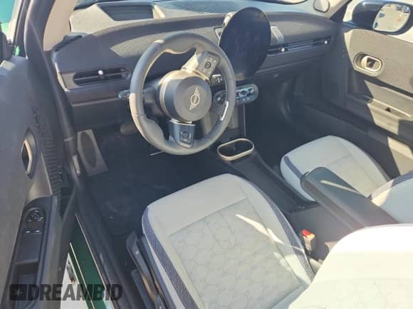 2025 MINI Hardtop Cooper S z VIN WMW23GD03S2X05429, wystawiony jako Copart lot #89914035 z przebiegiem 2 150 mil mil oraz Szkoda całkowita • Salvage title. Historia ofert i sprzedaży dostępna na DreamBid. Obrazek 8.