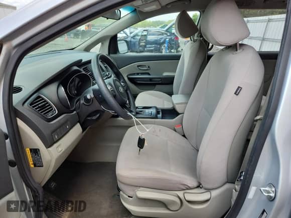 2017 Kia Sedona L z VIN KNDMA5C13H6284071, wystawiony jako Copart lot #66113925 z przebiegiem 80 057 mil mil oraz Szkoda całkowita • Salvage title. Historia ofert i sprzedaży dostępna na DreamBid. Obrazek 7.