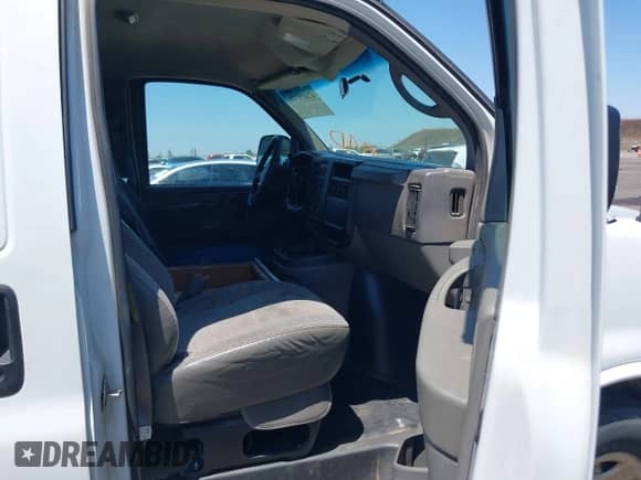 2005 Chevrolet Express Cargo z VIN 1GCFG15X951192053, wystawiony jako IAAI lot #42615770 z przebiegiem 304 160 mil mil oraz . Historia ofert i sprzedaży dostępna na DreamBid. Obrazek 5.