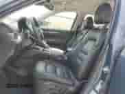 2024 Mazda CX-5 S Carbon Edition z VIN JM3KFBCL6R0531894, wystawiony jako Copart lot #60815975 z przebiegiem 21 309 mil mil oraz Czysty tytuł • Clean title. Historia ofert i sprzedaży dostępna na DreamBid. Obrazek 7.