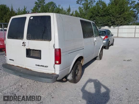 2002 Chevrolet Astro Cargo z VIN 1GCDM19X72B147077, wystawiony jako IAAI lot #42332534 z przebiegiem 207 954 mil mil oraz . Historia ofert i sprzedaży dostępna na DreamBid. Obrazek 4.