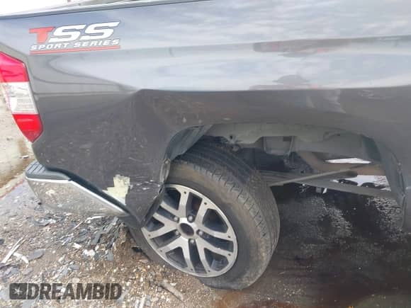 2017 Toyota Tundra SR5 z VIN 5TFEW5F15HX220755, wystawiony jako IAAI lot #42678941 z przebiegiem 188 368 mil mil oraz . Historia ofert i sprzedaży dostępna na DreamBid. Obrazek 6.