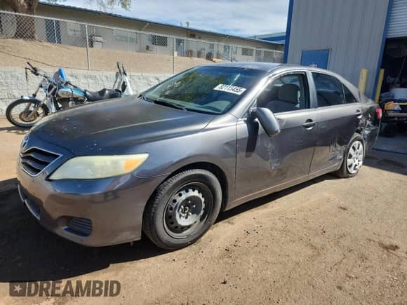 2011 Toyota Camry LE z VIN 4T4BF3EK0BR120512, wystawiony jako Copart lot #82115455 z przebiegiem 212 569 mil mil oraz Szkoda całkowita • Salvage title. Historia ofert i sprzedaży dostępna na DreamBid. Obrazek 1.