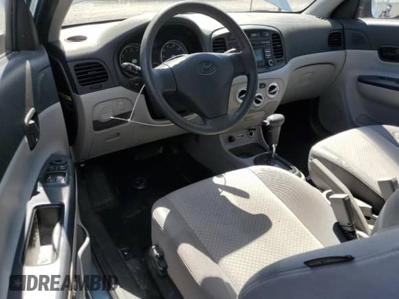 2010 Hyundai Accent GS z VIN KMHCM3AC8AU170768, wystawiony jako Copart lot #69360795 z przebiegiem 92 935 mil mil oraz Szkoda całkowita • Salvage title. Historia ofert i sprzedaży dostępna na DreamBid. Obrazek 8.