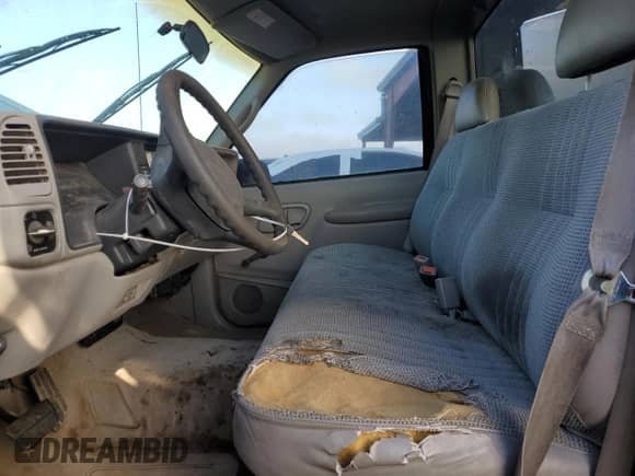 1998 GMC Sierra 1500 z VIN 1GTEC14M7WZ530213, wystawiony jako Copart lot #84455644 z przebiegiem 139 904 mil mil oraz Czysty tytuł • Clean title. Historia ofert i sprzedaży dostępna na DreamBid. Obrazek 7.