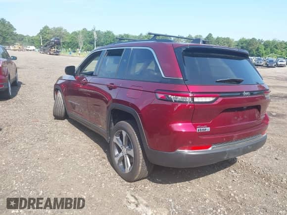 2024 Jeep Grand Cherokee Limited with VIN 1C4RJHBG8RC697443, listed as a IAAI auction lot 42608135 with 3,062 mi miles and . Bid and sale history available at DreamBid. Image 3.