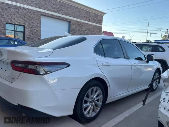 2021 Toyota Camry LE z VIN 4T1C11AK7MU595701, wystawiony jako Copart lot #65841075 z przebiegiem 30 616 mil mil oraz Czysty tytuł • Clean title. Historia ofert i sprzedaży dostępna na DreamBid. Obrazek 4.