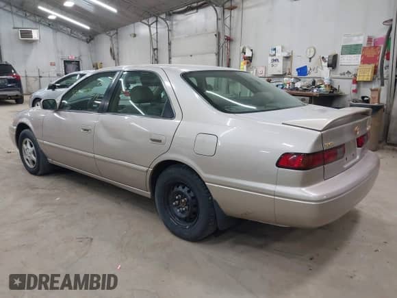 1999 Toyota Camry LE z VIN 4T1BG28K2XU580890, wystawiony jako IAAI lot #42860172 z przebiegiem 117 358 mil mil oraz . Historia ofert i sprzedaży dostępna na DreamBid. Obrazek 3.