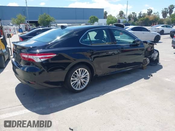 2020 Toyota Camry Hybrid XLE z VIN 4T1F31AK4LU526096, wystawiony jako IAAI lot #42213926 z przebiegiem 102 881 mil mil oraz . Historia ofert i sprzedaży dostępna na DreamBid. Obrazek 4.