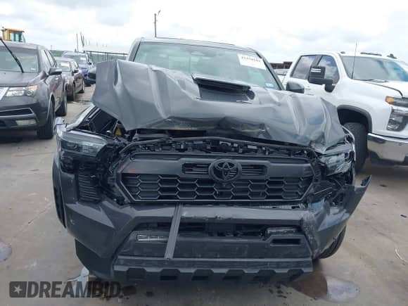 2024 Toyota Tacoma SR5 z VIN 3TMLB5JN2RM051282, wystawiony jako IAAI lot #42370502 z przebiegiem 3 932 mil mil oraz . Historia ofert i sprzedaży dostępna na DreamBid. Obrazek 13.