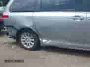 2013 Toyota Sienna LE z VIN 5TDJK3DC9DS054310, wystawiony jako IAAI lot #42668103 z przebiegiem 209 712 mil mil oraz . Historia ofert i sprzedaży dostępna na DreamBid. Obrazek 6.