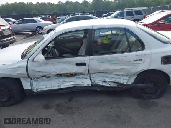 1996 Toyota Camry LE z VIN 4T1BF12K1TU871333, wystawiony jako IAAI lot #42295901 z przebiegiem 196 769 mil mil oraz . Historia ofert i sprzedaży dostępna na DreamBid. Obrazek 13.