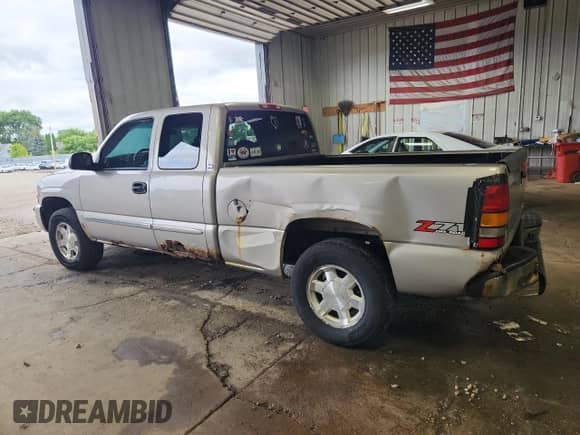 2005 GMC Sierra 1500 SLT z VIN 2GTEK19B551275045, wystawiony jako Copart lot #69453525 z przebiegiem 134 540 mil mil oraz Czysty tytuł • Clean title. Historia ofert i sprzedaży dostępna na DreamBid. Obrazek 2.