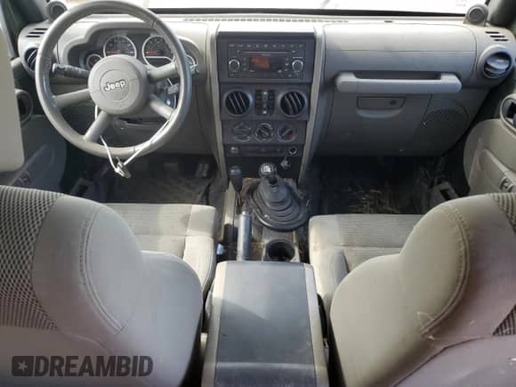 2007 Jeep Wrangler Unlimited Sahara z VIN 1J4GA59187L104520, wystawiony jako Copart lot #86331095 z przebiegiem 213 087 mil mil oraz Czysty tytuł • Clean title. Historia ofert i sprzedaży dostępna na DreamBid. Obrazek 8.