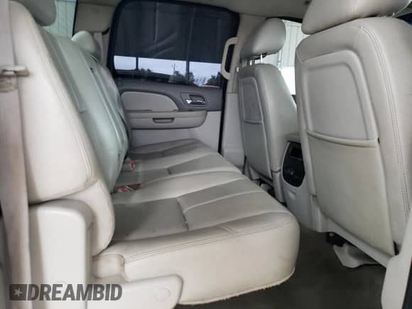 2011 Chevrolet Silverado 2500HD LTZ z VIN 1GC1KYC83BF171596, wystawiony jako Copart lot #83806795 z przebiegiem 361 969 mil mil oraz Szkoda całkowita • Salvage title. Historia ofert i sprzedaży dostępna na DreamBid. Obrazek 10.