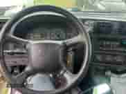 2000 Chevrolet Blazer LS z VIN 1GNCT18W9YK199205, wystawiony jako Copart lot #70046285 z przebiegiem 137 755 mil mil oraz Czysty tytuł • Clean title. Historia ofert i sprzedaży dostępna na DreamBid. Obrazek 9.