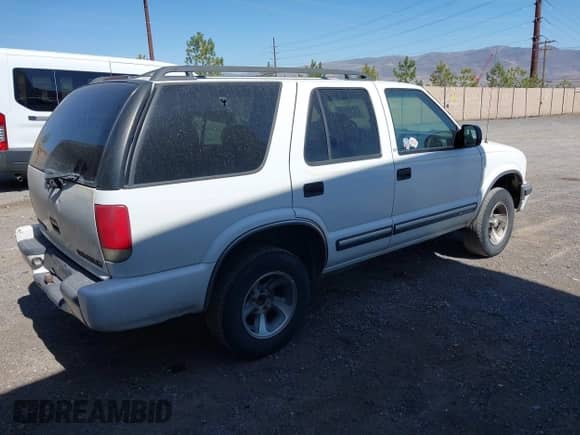 2001 Chevrolet Blazer LT with VIN 1GNCS13W412187723, listed as a IAAI auction lot 42189626 with 223,332 mi miles and . Bid and sale history available at DreamBid. Image 4.