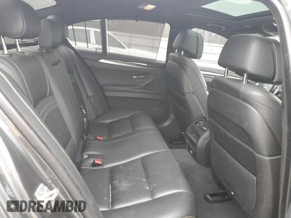 2016 BMW 5 Series 550i z VIN WBAKN9C57GD963192, wystawiony jako Copart lot #43717255 z przebiegiem 55 007 mil mil oraz Czysty tytuł • Clean title. Historia ofert i sprzedaży dostępna na DreamBid. Obrazek 10.