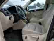 2013 Volkswagen Tiguan SE z VIN WVGAV3AX8DW059220, wystawiony jako Copart lot #49921455 z przebiegiem 138 666 mil mil oraz Szkoda całkowita • Salvage title. Historia ofert i sprzedaży dostępna na DreamBid. Obrazek 7.