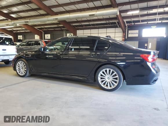 2019 BMW 7 Series 740i xDrive with VIN WBA7E4C56KGV70560, listed as a Copart auction lot 86064145 with 277,053 mi miles and Clean title. Bid and sale history available at DreamBid. Image 2.