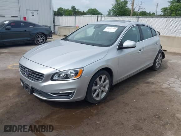 2016 Volvo S60 T5 Drive-E Premier z VIN YV126MFK8G2406947, wystawiony jako IAAI lot #42527322 z przebiegiem 49 795 mil mil oraz . Historia ofert i sprzedaży dostępna na DreamBid. Obrazek 2.