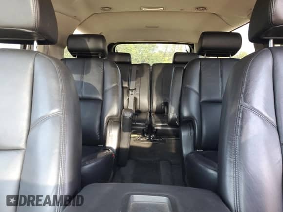 2008 Chevrolet Suburban LTZ z VIN 1GNFK16308R225027, wystawiony jako Copart lot #80507415 z przebiegiem 247 352 mil mil oraz Czysty tytuł • Clean title. Historia ofert i sprzedaży dostępna na DreamBid. Obrazek 10.