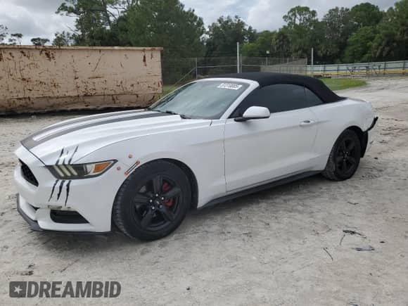 2015 Ford Mustang V6 z VIN 1FATP8EM5F5335792, wystawiony jako Copart lot #81310005 z przebiegiem 81 596 mil mil oraz Szkoda całkowita • Salvage title. Historia ofert i sprzedaży dostępna na DreamBid. Obrazek 1.