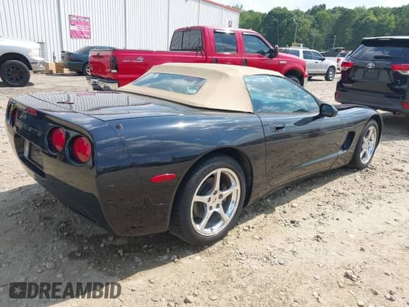 1999 Chevrolet Corvette z VIN 1G1YY32G5X5107803, wystawiony jako IAAI lot #42674933 z przebiegiem 54 138 mil mil oraz . Historia ofert i sprzedaży dostępna na DreamBid. Obrazek 4.