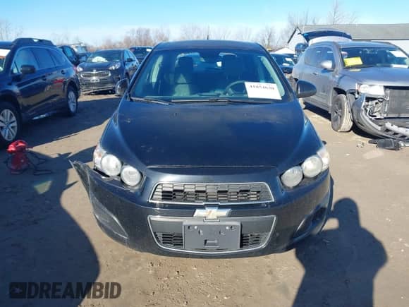 2012 Chevrolet Sonic LS z VIN 1G1JA6SH7C4205215, wystawiony jako IAAI lot #41854630 z przebiegiem 185 416 mil mil oraz . Historia ofert i sprzedaży dostępna na DreamBid. Obrazek 12.