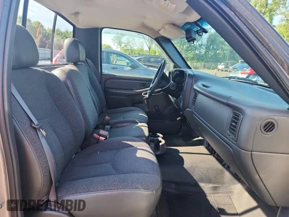 2004 Chevrolet Silverado 1500 Work Truck z VIN 1GCEC14X14Z242176, wystawiony jako Copart lot #65994975 z przebiegiem 120 741 mil mil oraz Czysty tytuł • Clean title. Historia ofert i sprzedaży dostępna na DreamBid. Obrazek 10.