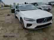 2022 Volvo S60 Momentum z VIN 7JRL12TZ5NG162948, wystawiony jako Copart lot #61099375 z przebiegiem 34 604 mil mil oraz Nie do naprawy • Non repairable. Historia ofert i sprzedaży dostępna na DreamBid. Obrazek 13.