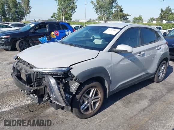 2022 Hyundai Kona SE с VIN KM8K22AB6NU866781, выставлен на аукционе IAAI как лот 42515913 с пробегом 43 571 миль миль и . История ставок и продаж доступна на DreamBid. Изображение 2.