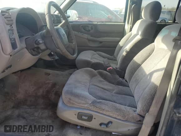 2001 Chevrolet Blazer LT z VIN 1GNCS13W412123679, wystawiony jako Copart lot #50485175 z przebiegiem 158 075 mil mil oraz Szkoda całkowita • Salvage title. Historia ofert i sprzedaży dostępna na DreamBid. Obrazek 7.