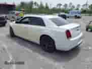 2021 Chrysler 300 S z VIN 2C3CCABG0MH537039, wystawiony jako IAAI lot #43156415 z przebiegiem 80 833 mil mil oraz . Historia ofert i sprzedaży dostępna na DreamBid. Obrazek 3.