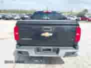 2015 Chevrolet Colorado 2WD LT z VIN 1GCHSBEA8F1177117, wystawiony jako IAAI lot #42201348 z przebiegiem 69 988 mil mil oraz . Historia ofert i sprzedaży dostępna na DreamBid. Obrazek 17.