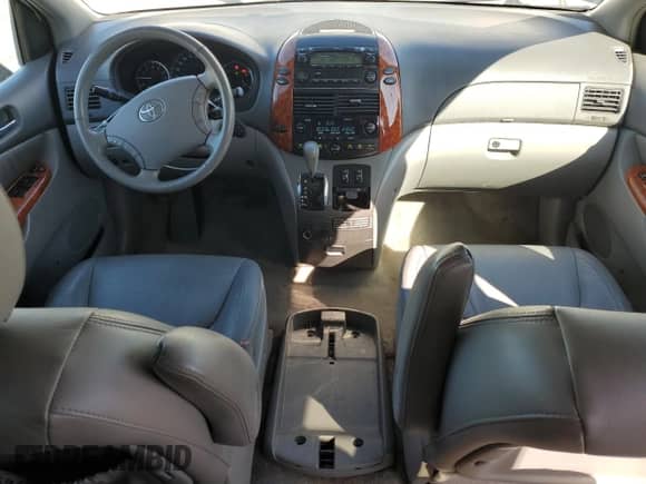 2010 Toyota Sienna XLE с VIN 5TDYK4CC3AS310667, выставлен на аукционе Copart как лот 86077205 с пробегом 184 017 миль миль и Списание • Salvage title. История ставок и продаж доступна на DreamBid. Изображение 8.