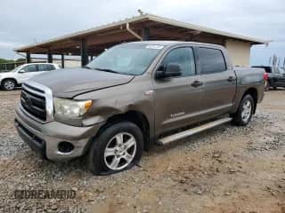 2011 Toyota Tundra z VIN 5TFEY5F10BX100945, wystawiony jako Copart lot #54235735 z przebiegiem 297 537 mil mil oraz Szkoda całkowita • Salvage title. Historia ofert i sprzedaży dostępna na DreamBid. Obrazek 1.