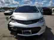 2017 Chevrolet Bolt EV Premier z VIN 1G1FX6S01H4161198, wystawiony jako Copart lot #69126883 z przebiegiem 88 117 mil mil oraz . Historia ofert i sprzedaży dostępna na DreamBid. Obrazek 5.