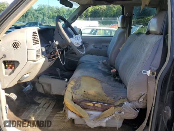 1998 Chevrolet Silverado 1500 z VIN 1GCEK19M7WE175742, wystawiony jako Copart lot #68421724 z przebiegiem 270 826 mil mil oraz Szkoda całkowita • Salvage title. Historia ofert i sprzedaży dostępna na DreamBid. Obrazek 7.