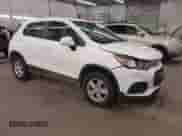 2018 Chevrolet Trax LS z VIN 3GNCJNSB6JL395156, wystawiony jako IAAI lot #43136292 z przebiegiem 196 475 mil mil oraz . Historia ofert i sprzedaży dostępna na DreamBid. Obrazek 1.
