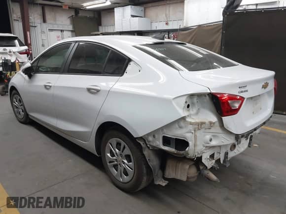2019 Chevrolet Cruze z VIN 1G1BJ5SM9K7102807, wystawiony jako IAAI lot #42381879 z przebiegiem 124 787 mil mil oraz . Historia ofert i sprzedaży dostępna na DreamBid. Obrazek 3.