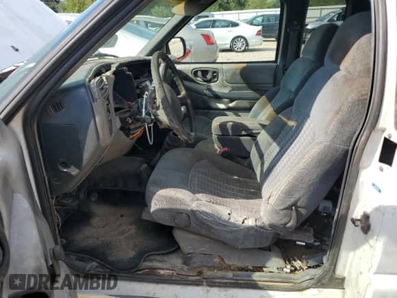 2000 Chevrolet S-10 LS z VIN 1GCCS1942Y8117773, wystawiony jako Copart lot #67828283 z przebiegiem 282 106 mil mil oraz Szkoda całkowita • Salvage title. Historia ofert i sprzedaży dostępna na DreamBid. Obrazek 7.