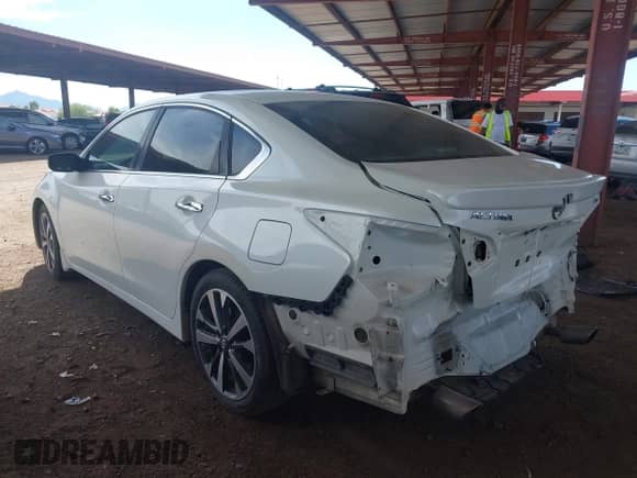 2016 Nissan Altima SV z VIN 1N4AL3AP6GC256747, wystawiony jako IAAI lot #42998329 z przebiegiem 121 800 mil mil oraz . Historia ofert i sprzedaży dostępna na DreamBid. Obrazek 3.