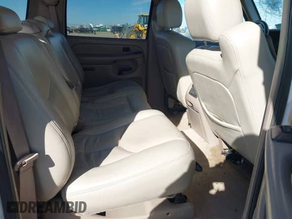 2005 Chevrolet Suburban LT z VIN 3GNEC16Z95G288863, wystawiony jako IAAI lot #41653675 z przebiegiem 309 977 mil mil oraz . Historia ofert i sprzedaży dostępna na DreamBid. Obrazek 8.