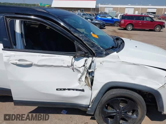 2019 Jeep Compass Altitude z VIN 3C4NJCBBXKT636725, wystawiony jako IAAI lot #43200549 z przebiegiem 99 713 mil mil oraz . Historia ofert i sprzedaży dostępna na DreamBid. Obrazek 6.