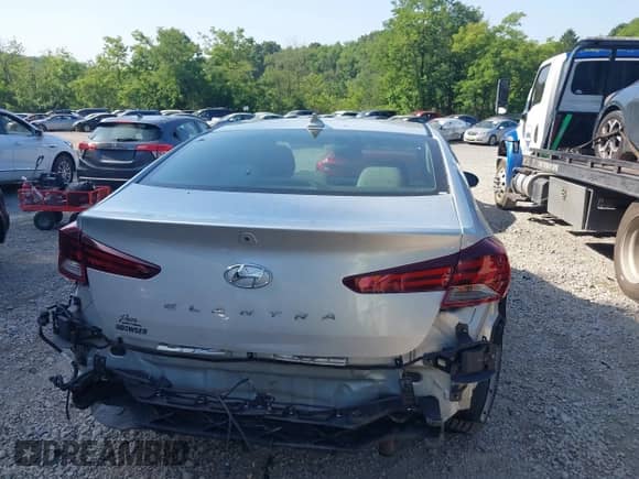 2019 Hyundai Elantra SEL z VIN 5NPD84LF9KH461236, wystawiony jako IAAI lot #42566872 z przebiegiem 96 251 mil mil oraz . Historia ofert i sprzedaży dostępna na DreamBid. Obrazek 16.