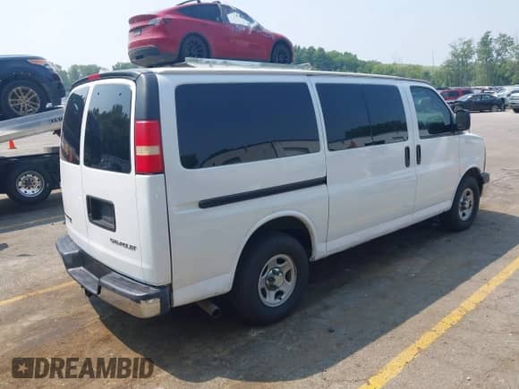 2006 Chevrolet City Express Cargo z VIN 1GNFH15T861208293, wystawiony jako IAAI lot #42914146 z przebiegiem 484 112 mil mil oraz . Historia ofert i sprzedaży dostępna na DreamBid. Obrazek 4.