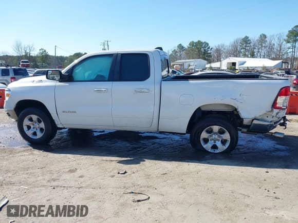 2020 Ram 1500 Big Horn z VIN 1C6RREBT3LN252583, wystawiony jako IAAI lot #41767035 z przebiegiem 218 563 mil mil oraz . Historia ofert i sprzedaży dostępna na DreamBid. Obrazek 14.