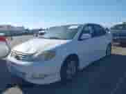 2004 Toyota Corolla CE z VIN 1NXBR32E14Z319846, wystawiony jako IAAI lot #43461526 z przebiegiem 183 920 mil mil oraz . Historia ofert i sprzedaży dostępna na DreamBid. Obrazek 2.