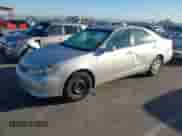 2005 Toyota Camry LE z VIN 4T1BE32K15U950325, wystawiony jako IAAI lot #43476225 z przebiegiem 172 315 mil mil oraz . Historia ofert i sprzedaży dostępna na DreamBid. Obrazek 2.